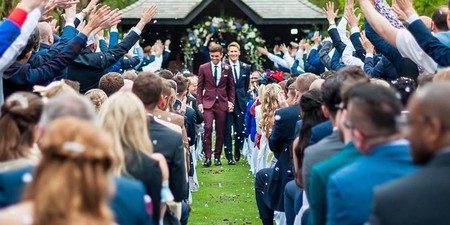 Tom Daley se casa vestido de Burberry con su marido Dustin Lance Black en una boda de cuento de hadas