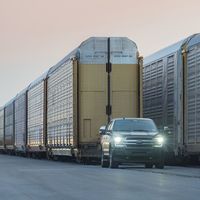 Así es como un prototipo de la próxima pickup eléctrica de Ford muestra su potencia al remolcar un tren de más de 500 toneladas