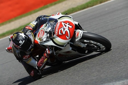 Scott Redding a lomos de la Suzuki RGV500 de Kevin Schwantz