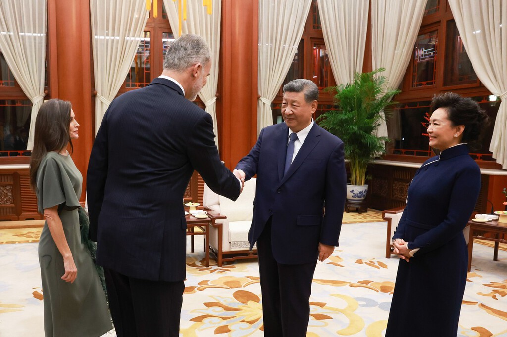 El regalo más inquietante de Xi Jinping al rey Felipe VI: un teléfono móvil chino en plena crisis de desconfianza