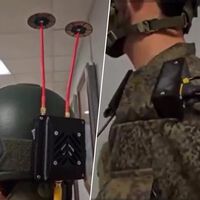 A mais recente tática da Rússia não são drones kamikaze, mas soldados com capacetes com antenas que surpreendem a Ucrânia 