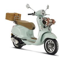 Por si creías que no podía ser más romántica, la Vespa Primavera 125 Pic Nic viene con cesto de mimbre y manta de serie