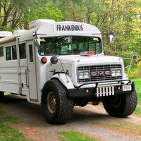 Este autobús escolar camperizado y todoterreno es una espaciosa casa con ruedas y se vende por menos de 9.000 euros