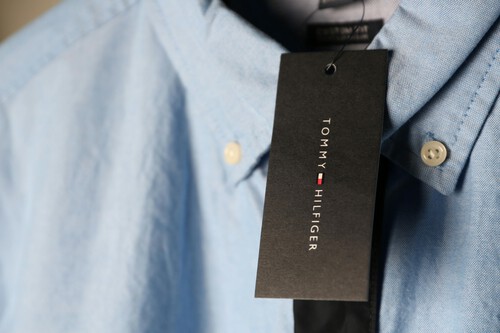 El Corte Inglés está liquidando todo su stock de prendas Tommy Hilfiger desde 19 euros en su outlet