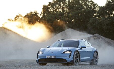Probamos el Porsche Taycan Cross Turismo: el silencio y la contundencia de un coche eléctrico que ahora se atreve incluso con algo de campo
