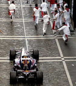 Encierro de San Fermín con un Red Bull y un Toro Rosso de Fórmula 1 en el papel de toros