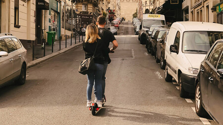 Jóvenes circulando en patinete eléctrico