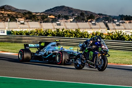 ¡Cazados! Se filtra el primer vídeo de Valentino Rossi con un Fórmula 1 y Lewis Hamilton en una MotoGP