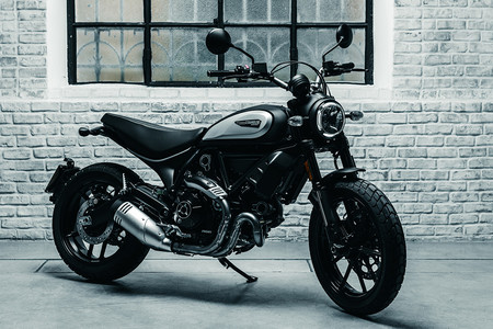 Ducati Scrambler 800 Icon Dark: más asequible, sencilla y oscura que una Scrambler Icon