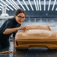 Ni la inteligencia artificial ni los ordenadores más potentes pueden con un material milenario: la arcilla sigue siendo la reina del diseño de coches