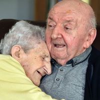 Nunca se deja de ser madre: una mujer de 98 años se muda con su hijo de 80 para cuidarle