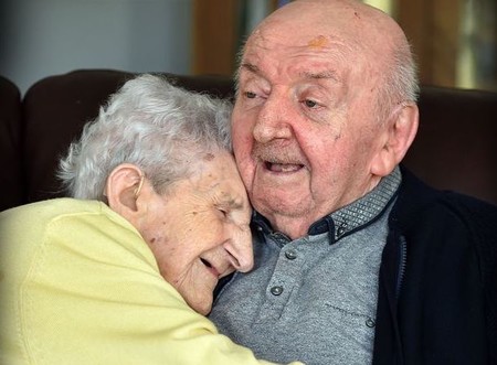 Nunca se deja de ser madre: una mujer de 98 años se muda con su hijo de 80 para cuidarle
