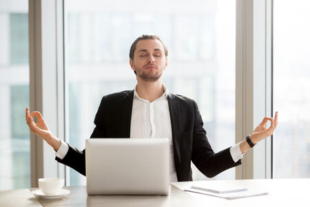Trabajador meditando ante su ordenador, la reevaluación y el cambio de narrativa puede ser una técnica efectiva para lidiar con personas tóxicas