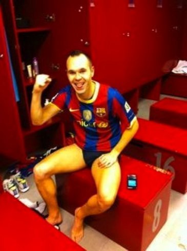 Andrés Iniesta gana 5-0 al Madrid y se desnuda en los vestuarios ¿Para cuándo más victorias?
