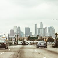 El nuevo "asfalto frío" que se está probando en EEUU promete reducir la temperatura y las emisiones de CO₂ en las ciudades 