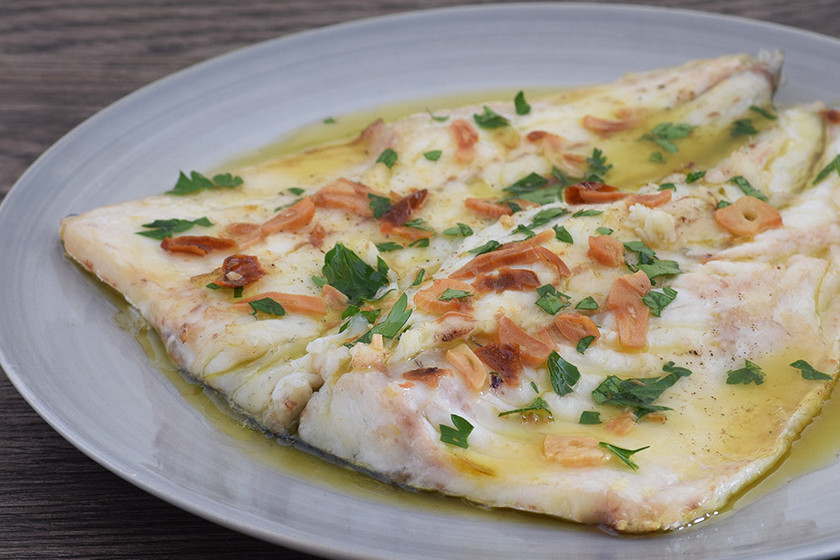 Lubina a la donostiarra. Receta de cocina fácil, sencilla y deliciosa