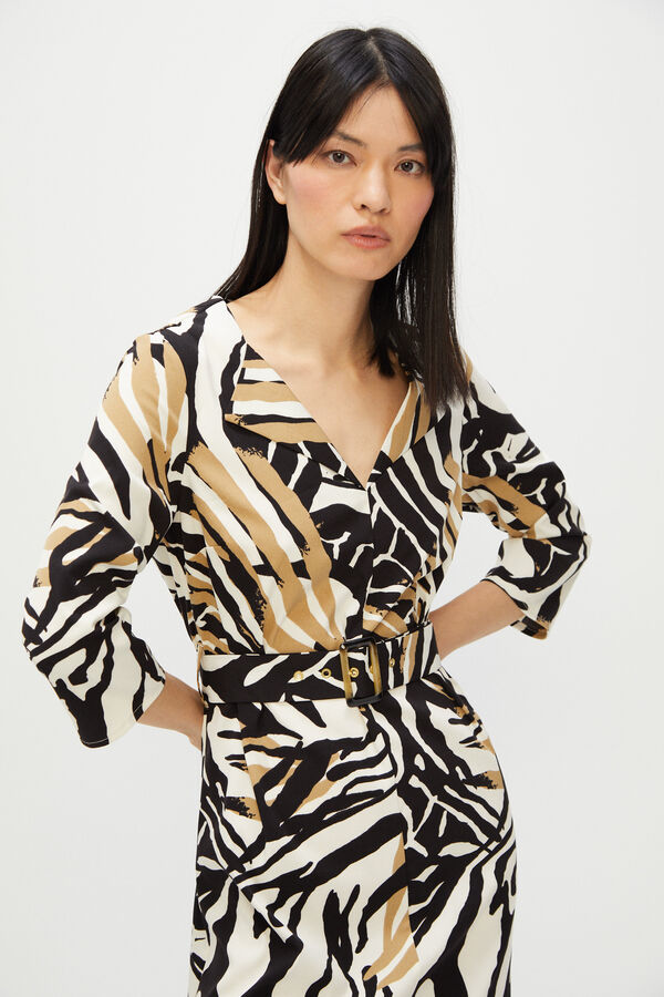 Vestido escote pico estampado y manga por debajo del codo. Cinturón en mismo tejido y hebilla carey.