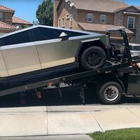 Un simple bache destroza su Tesla Cybertruck. Se ha quedado cuatro meses sin coche y la reparación ha costado más que un CUPRA León nuevo
