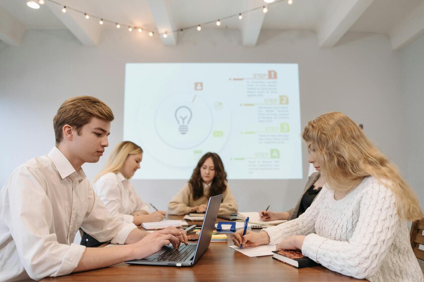 No les digas Gen Z, mejor llámales 'generación ChatGPT'. La juventud no teme a la IA: la abraza, domina y convierte en aliada