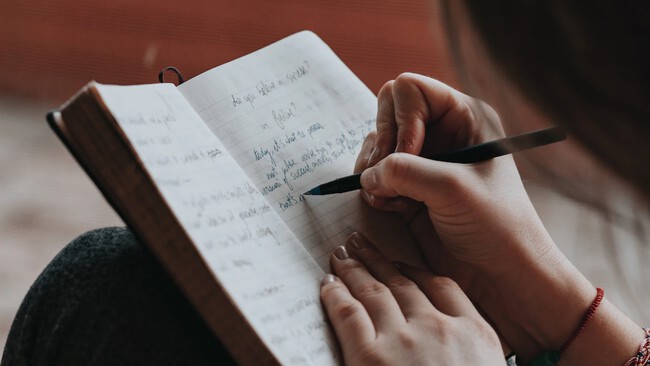 Escribiendo En Un Diario