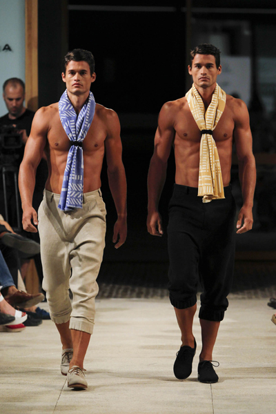 Etxeberria y "piel del sur": la MBFWM rinde homenaje al hombre