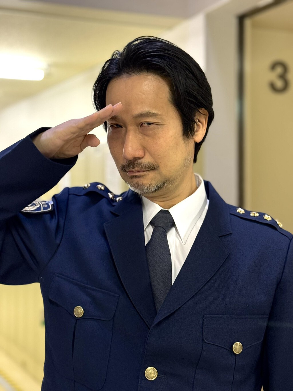 Hideo Kojima se ha quitado las gafas para colar un cameo en el drama de espionaje que lo está petando en Japón 