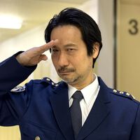 Hideo Kojima se ha quitado las gafas para colar un cameo en el drama de espionaje que lo está petando en Japón 