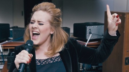Adele dice que la presión sobre las mujeres para que amamanten es 'jodidamente ridícula'