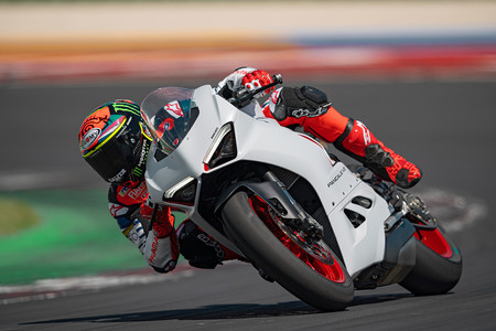 Ducati Panigale V2 White Rosso 2020 4