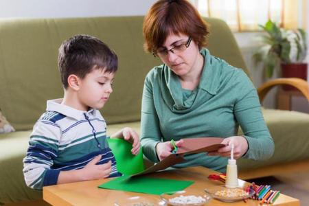 Los dibujos y las manualidades del cole ¿las hacen los niños o los padres?
