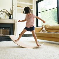 Decathlon ya tiene la tabla de equilibrio Montessori que estimula el desarrollo de los niños (y a un buen precio)