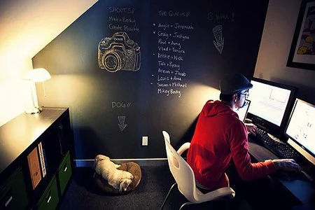 Un estudio en un armario bajo la escalera