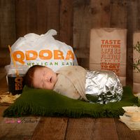 La tierna y divertida fotografía de recién nacido de un bebé, ¡disfrazado de un burrito!