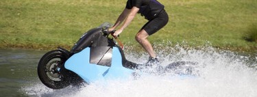 Una marca china de motos ha ideado un scooter anfibio. La rueda de atrás gira y es una hélice, y lo van a producir