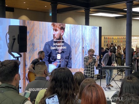 Dani Fernández estrena Apple Puerta del Sol con un concierto de Apple Music