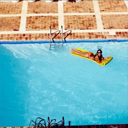 Rihanna: tarde de piscina y 40 fotos en instagram