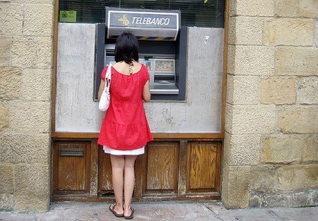 La retirada de dinero en cajeros automáticos cae a niveles de 2006