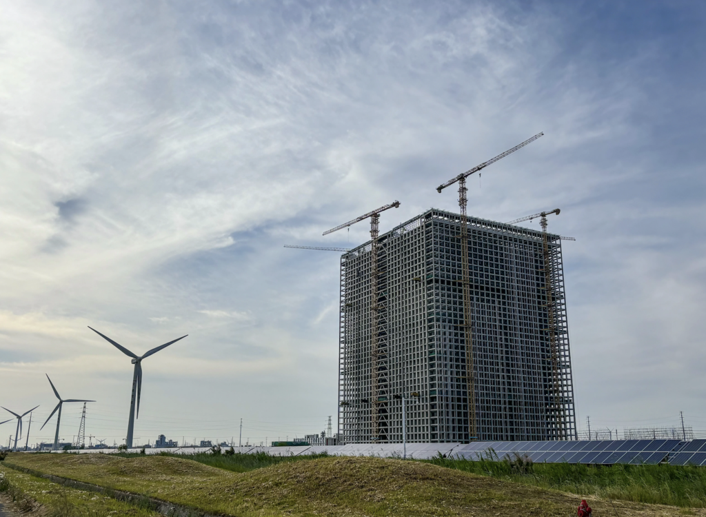 Esto que parece un edificio a medio construir en China es una batería gigante que funciona con gravedad