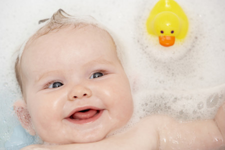 El baño del bebé no tiene por qué ser un momento complicado: 13 artículos que harán que todos disfruten