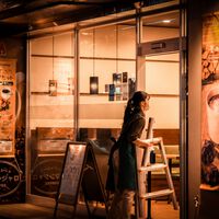 Em meio à crise de natalidade, Japão vê ascensão das cafeterias noturnas para bebês que choram 