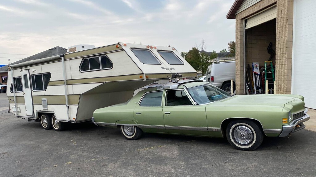 La idea parecía buena porque ganabas espacio y se conducía mejor, pero conducir un coche con una caravana enganchada al techo salió regular 
