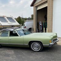 ¿Por qué molan tanto las ocurrencias de los 70? No lo sé, pero lo de llevar una caravana agarrada al techo del coche es pura fantasía