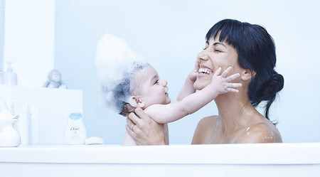 ¡Felices primeros días juntos! Aprende paso a paso cómo bañar a tu bebé
