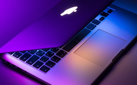 Te sientas delante de tu MacBook Pro… y este se abre solo: Rumorsfera
