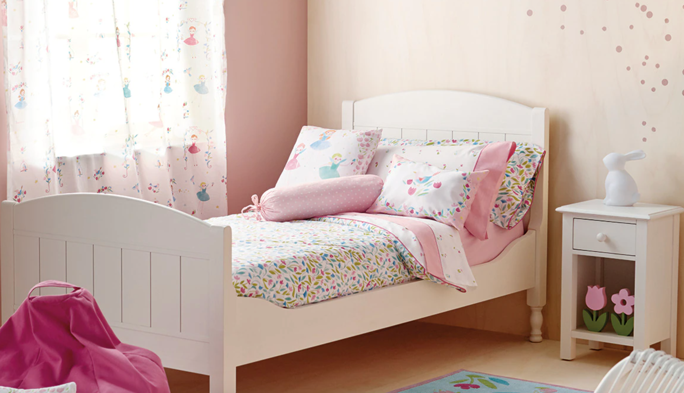 Cama infantil con un toque victoriano