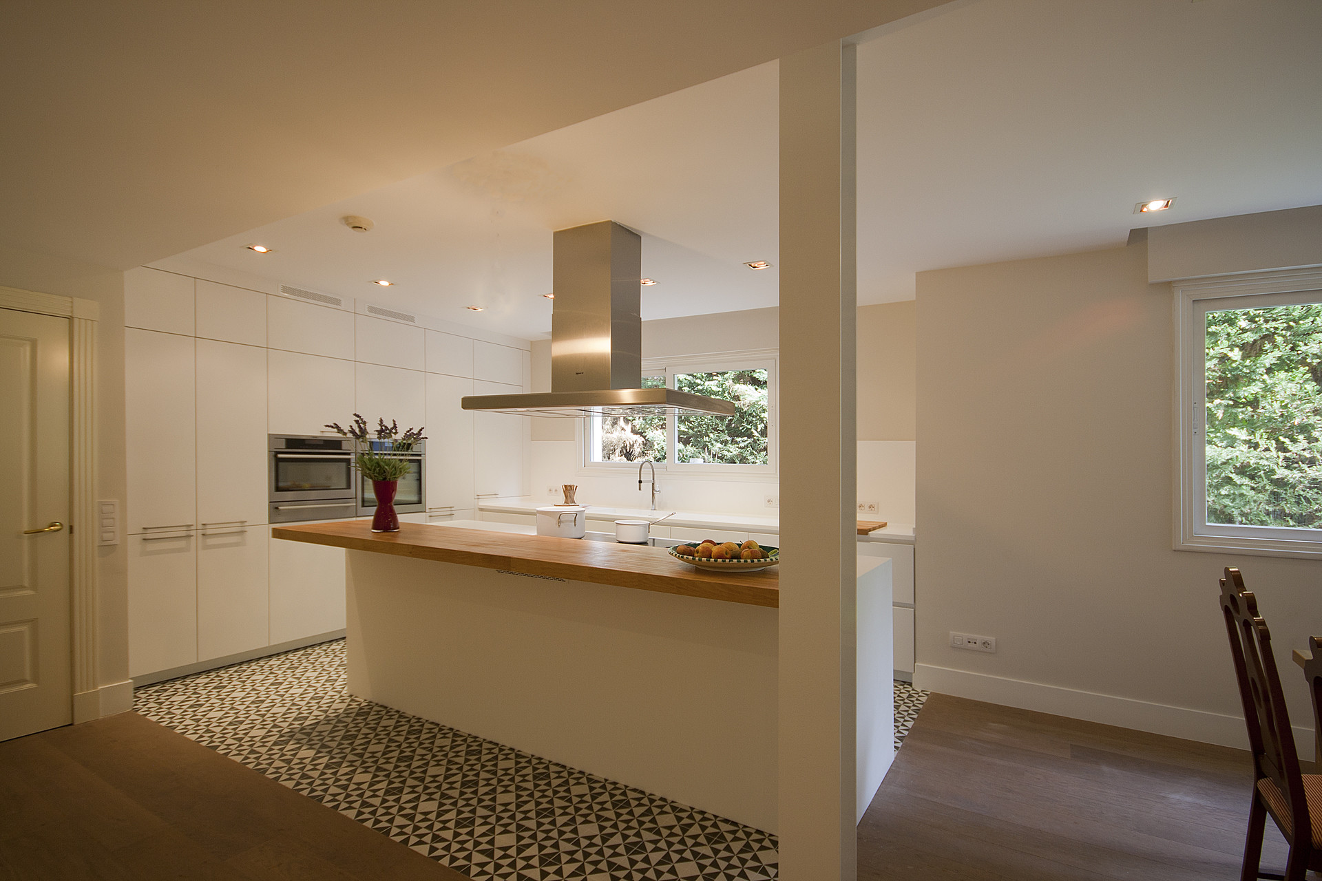 Una buena idea: separar ambientes en la cocina con baldosa hidráulica