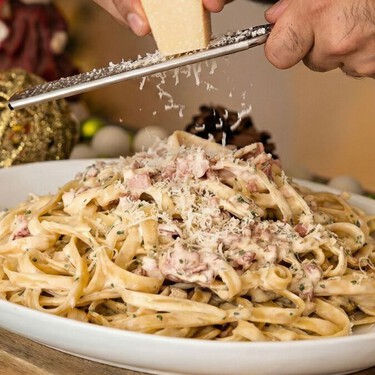 Si vas a preparar pasta blanca esta Navidad, olvídate de la crema y mejor usa este ingrediente: así evitarás que se apelmace