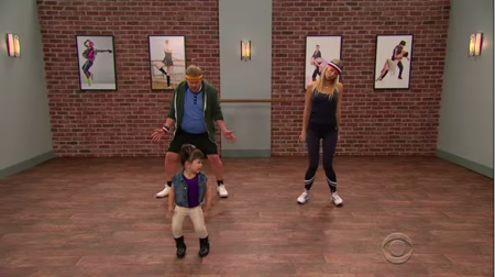 Los peques como profesores de baile: un divertido juego para hacer en casa
