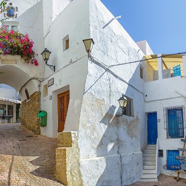 Parece Grecia pero es España: el pueblo pesquero más bonito de Almería tiene playas, restaurantes y calles de buganvillas