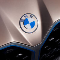 BMW estrena logo, ahora es transparente y bidimensional